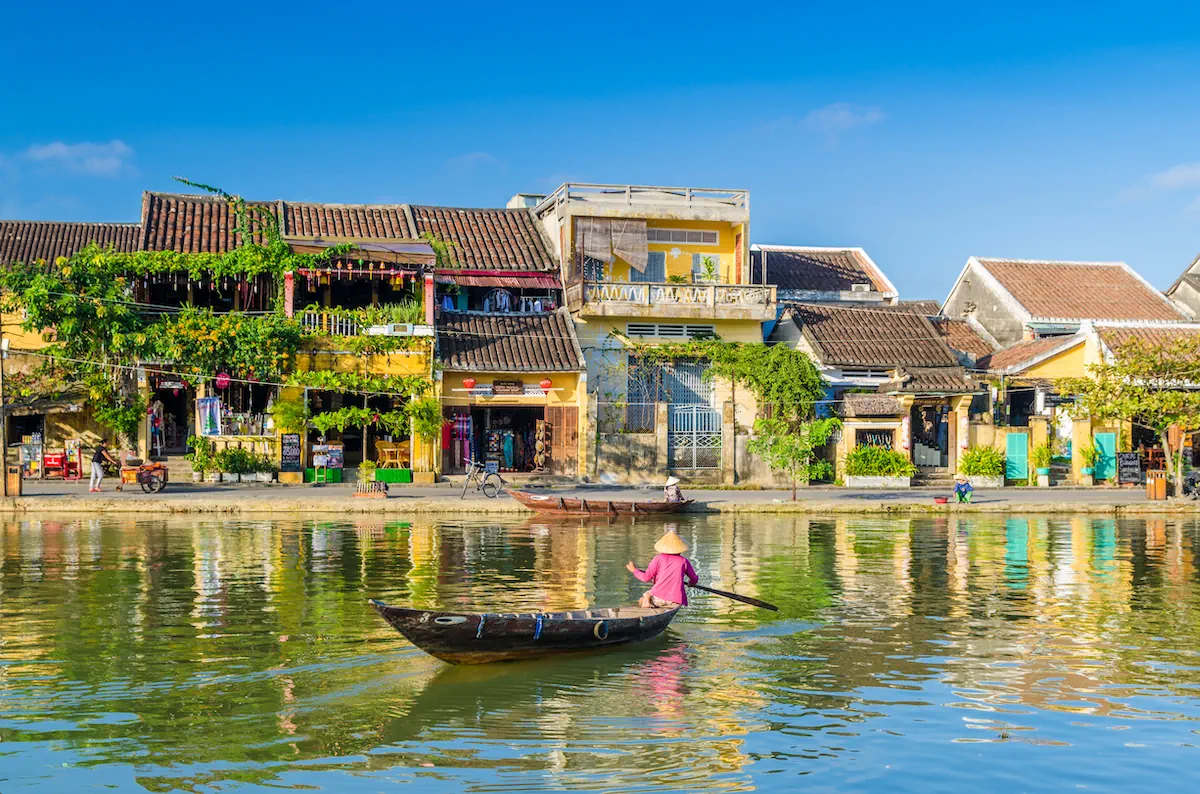 Woman in rowboat in Hoi An (shutterstock_361749332)